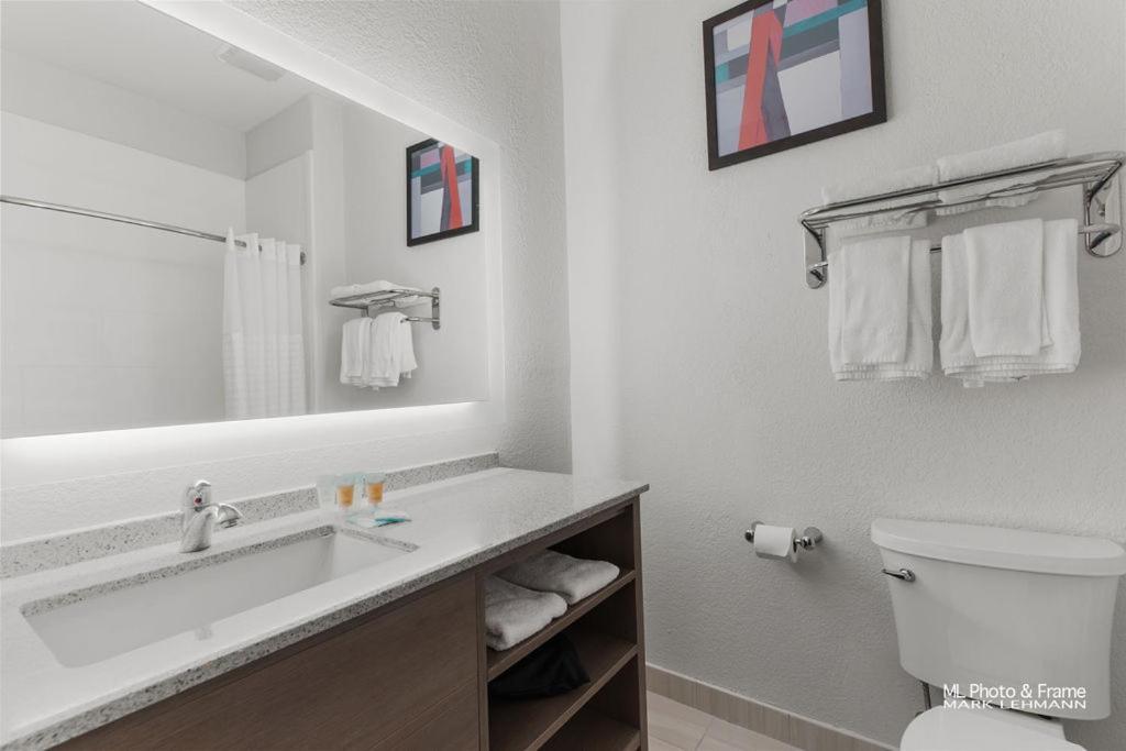 Comfort Suites Laredo Bagian luar foto