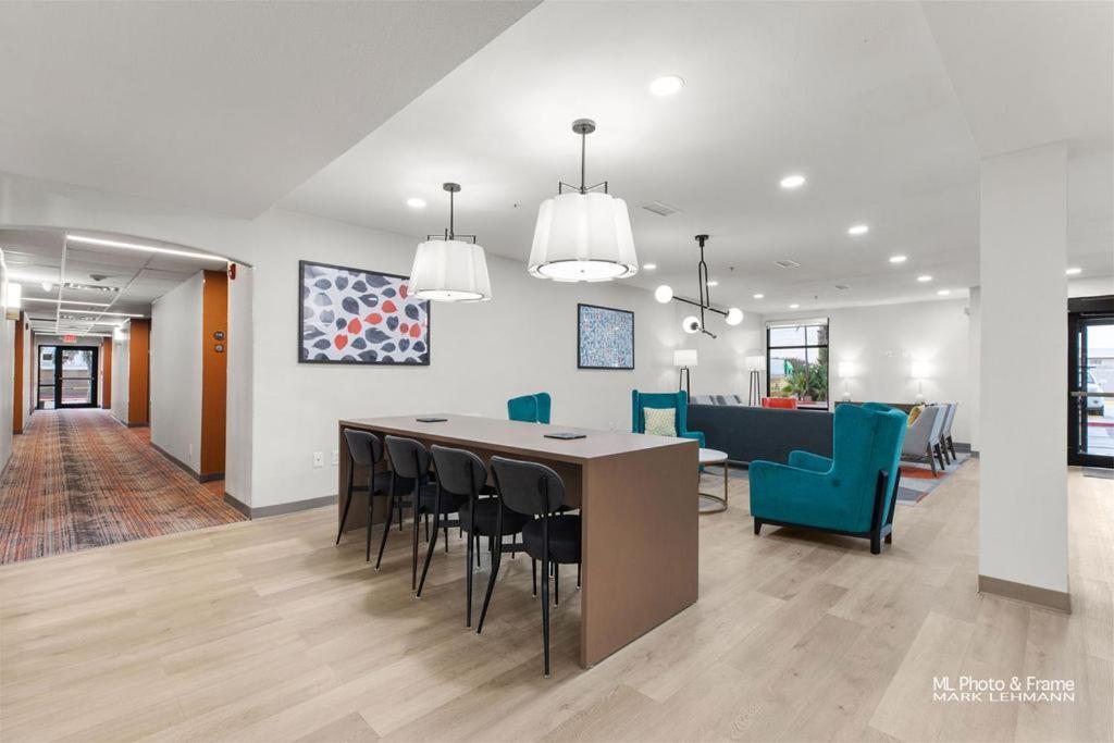 Comfort Suites Laredo Bagian luar foto