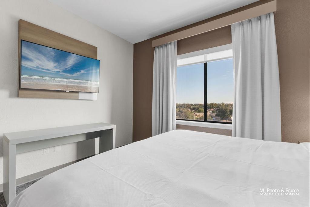 Comfort Suites Laredo Bagian luar foto