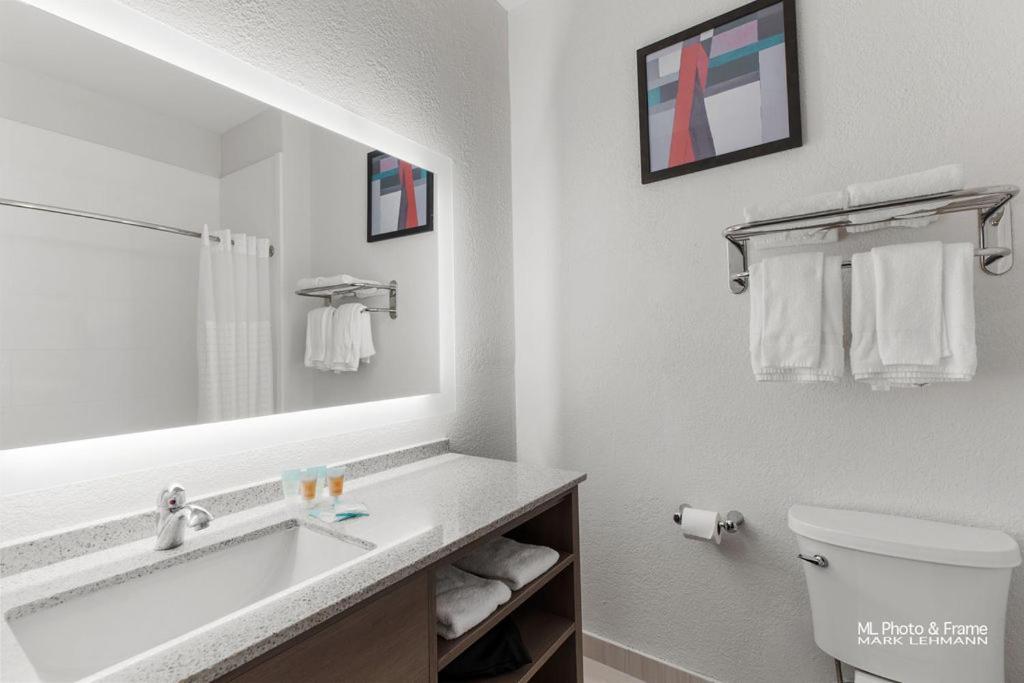 Comfort Suites Laredo Bagian luar foto