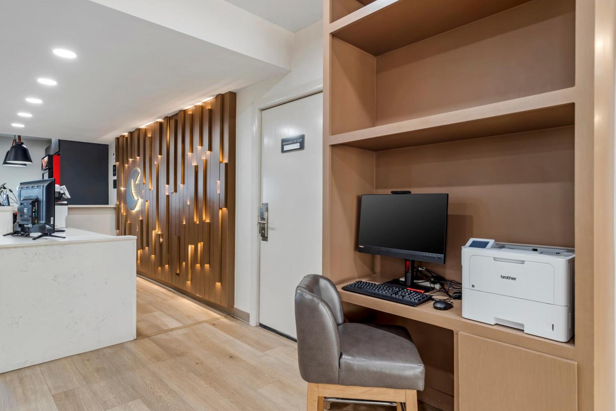 Comfort Suites Laredo Bagian luar foto