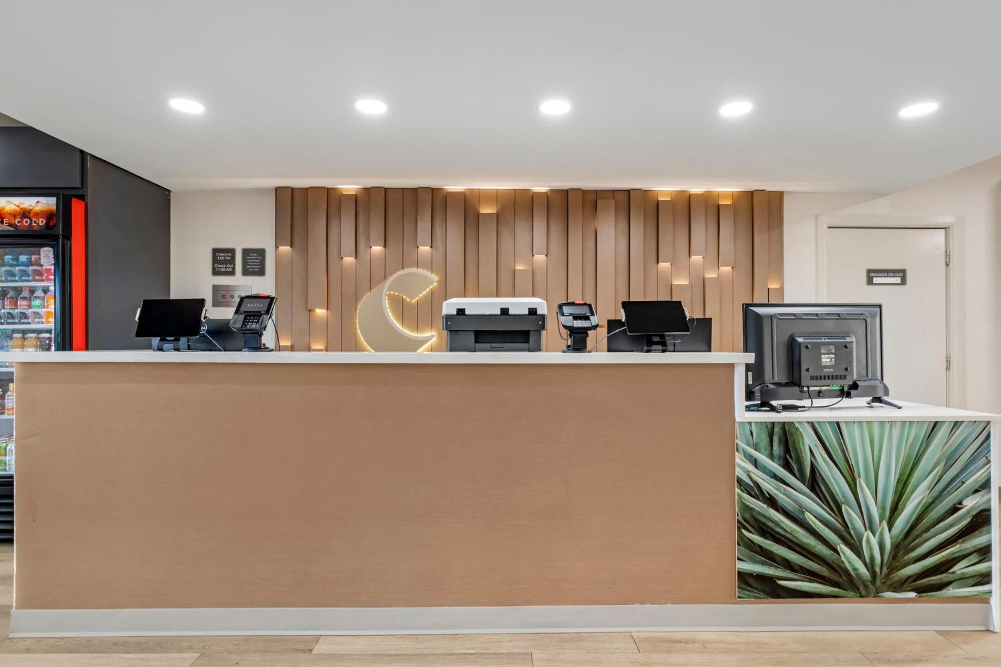 Comfort Suites Laredo Bagian luar foto