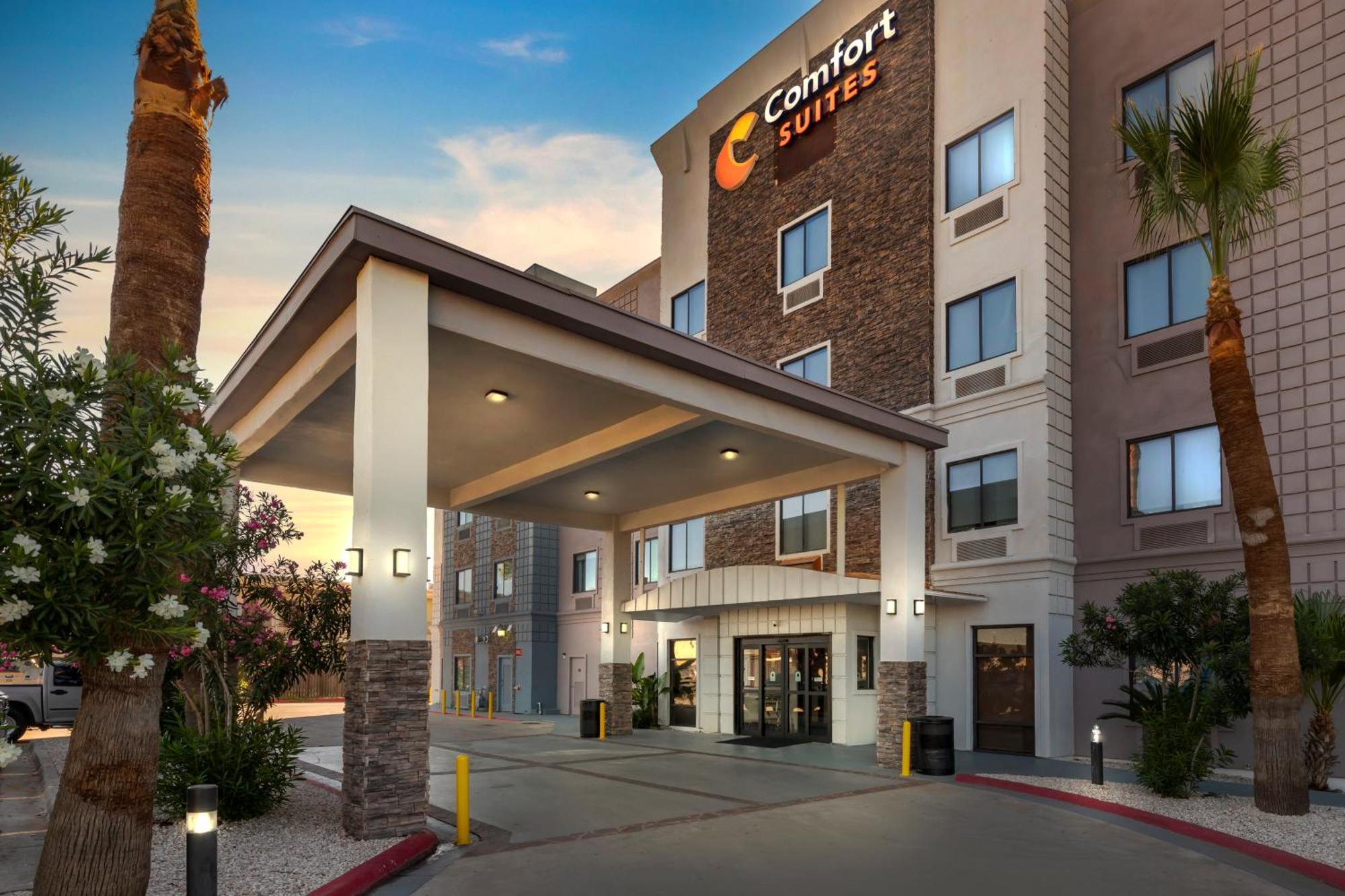 Comfort Suites Laredo Bagian luar foto