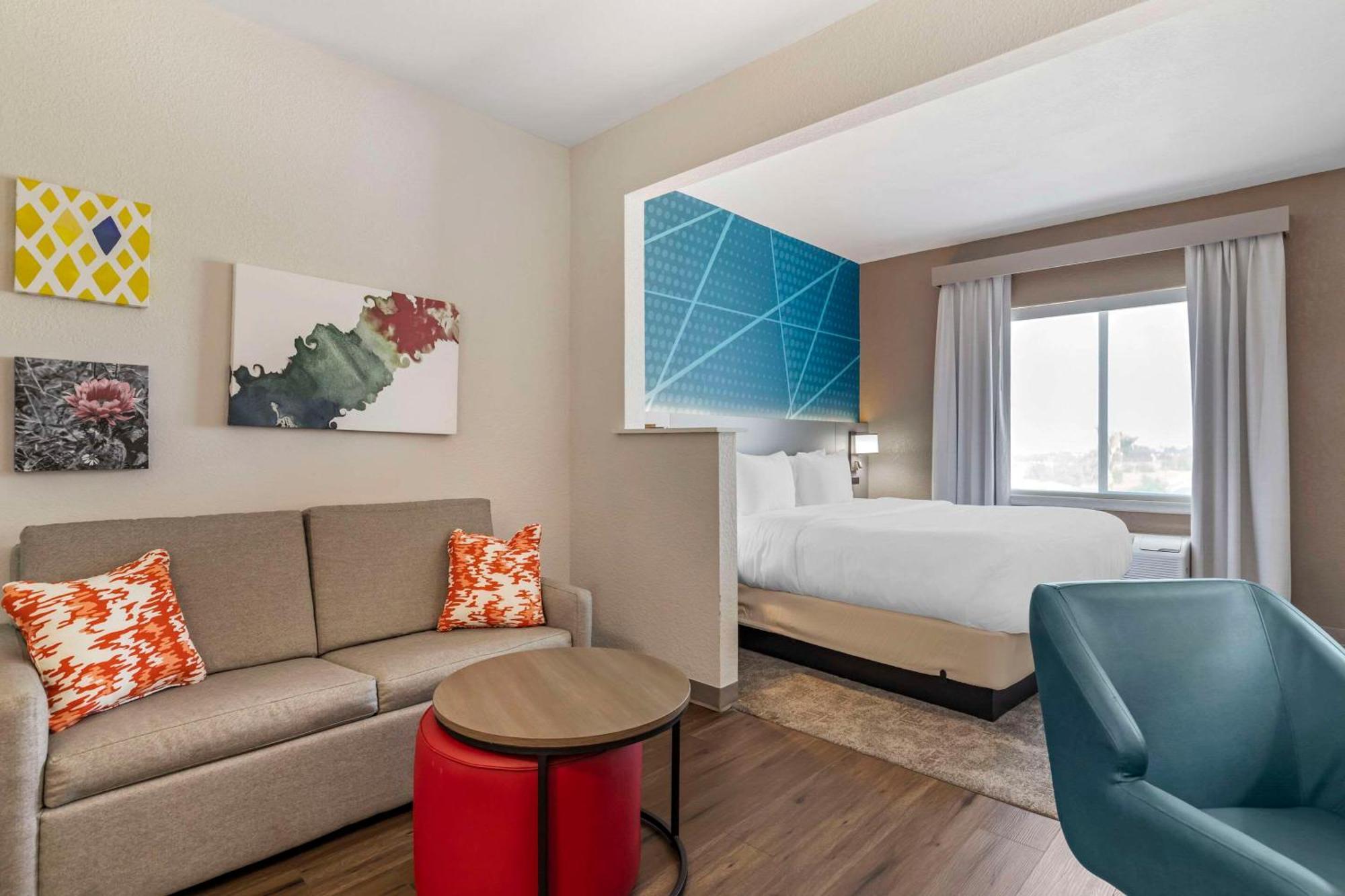 Comfort Suites Laredo Bagian luar foto