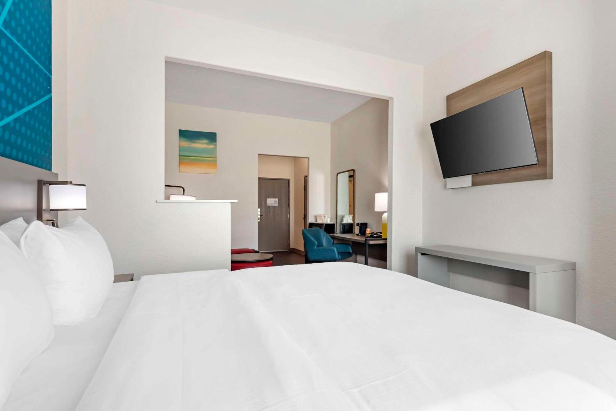 Comfort Suites Laredo Bagian luar foto
