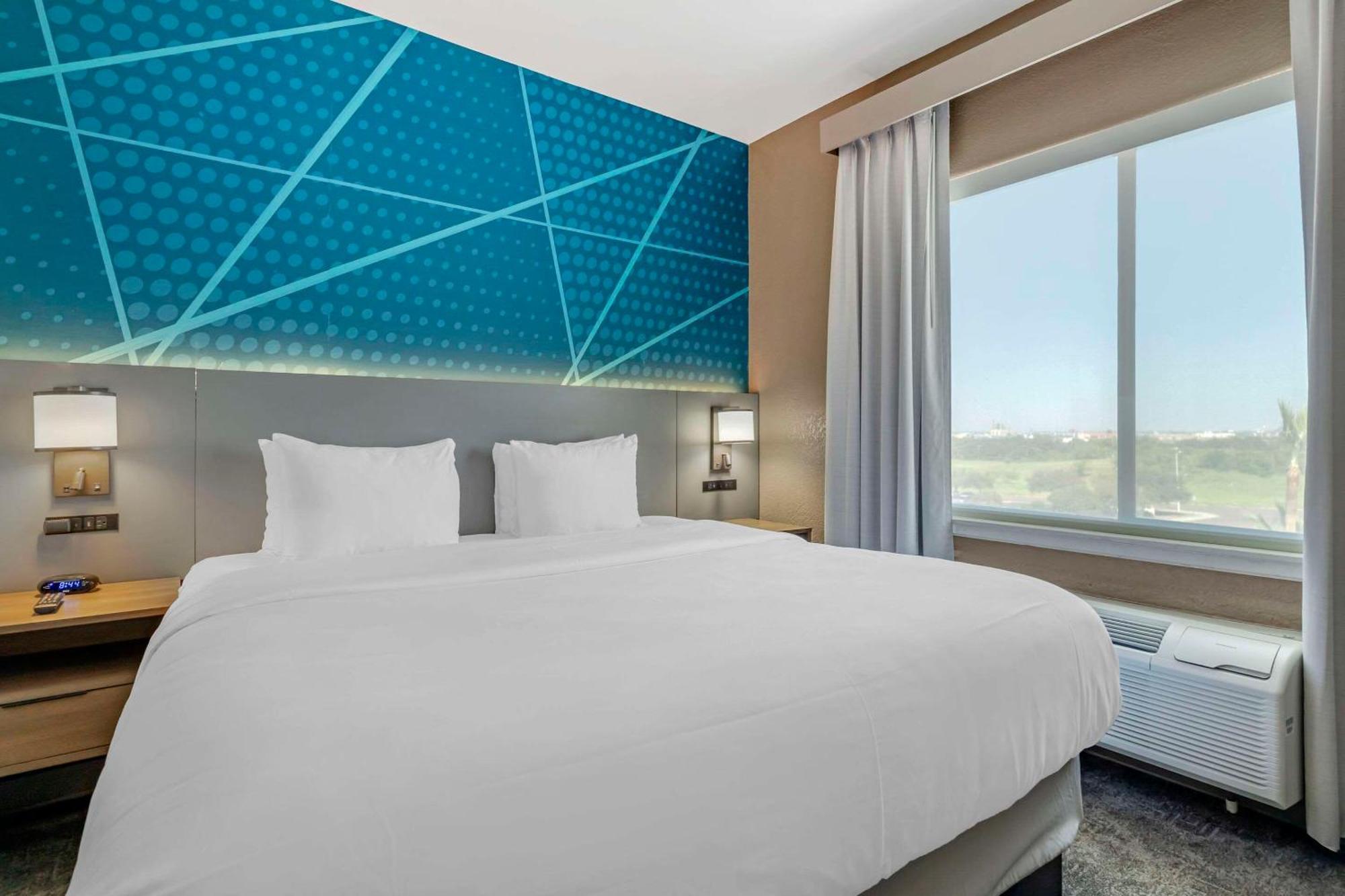 Comfort Suites Laredo Bagian luar foto